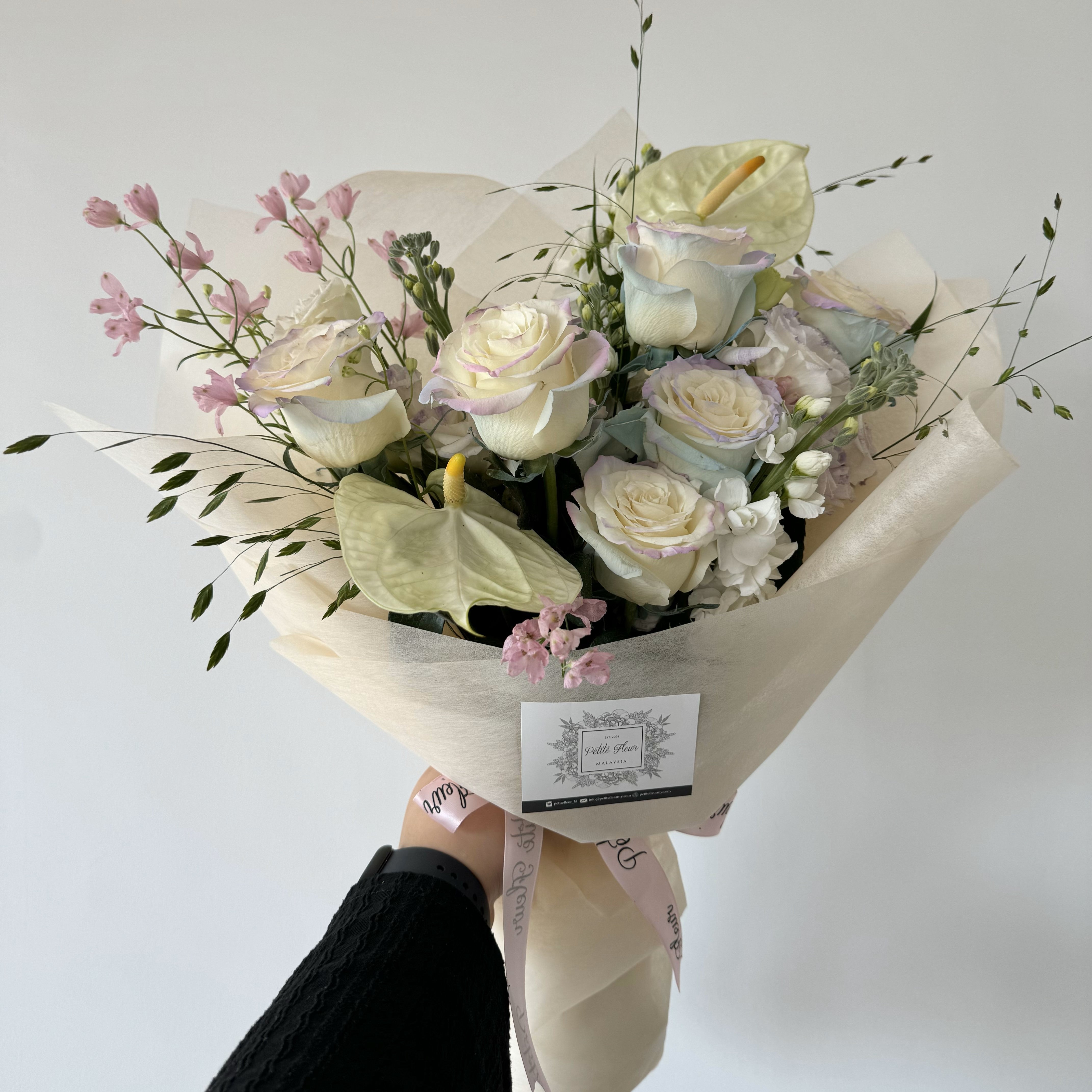 Rose mondial hand bouquet